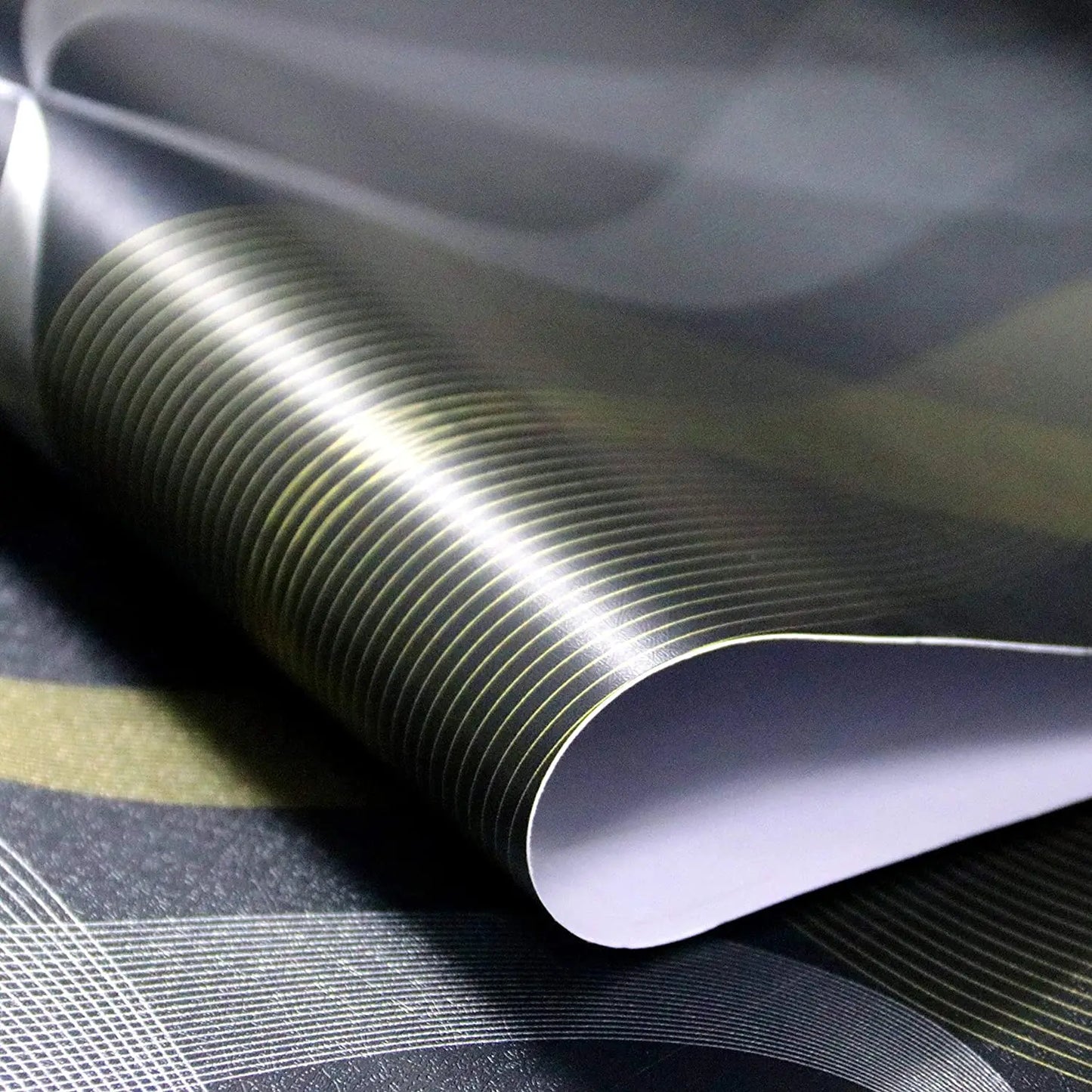 Must Peel & Stick tapeet – geomeetrilise mustriga