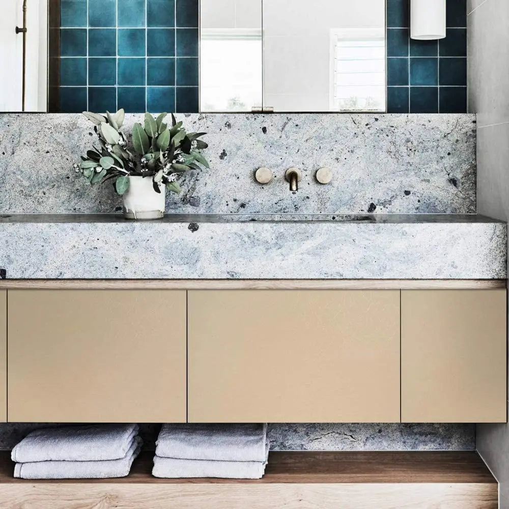 Kollane siidise tekstuuriga reljeefne Peel & Stick tapeet